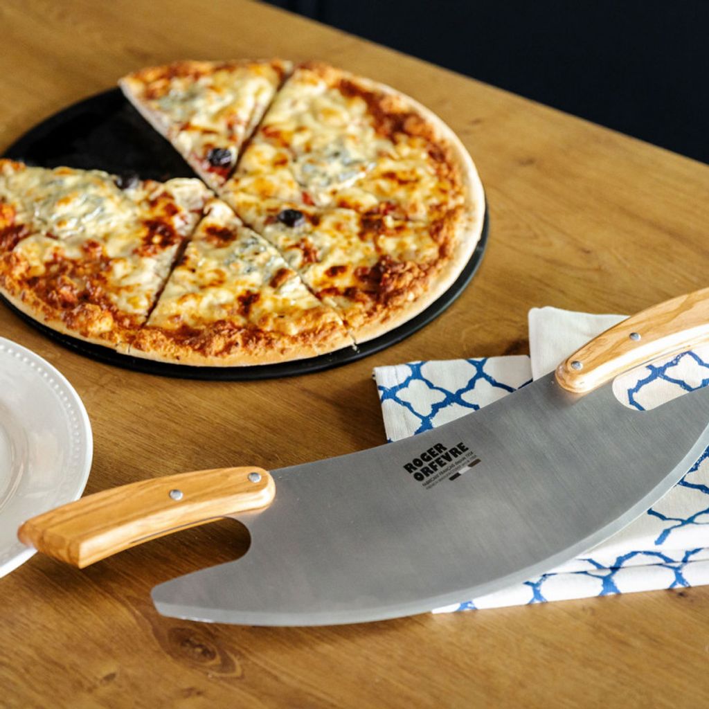 Tranche pizza rocket poignées en olivier 35cm de découpe - Visuel 3